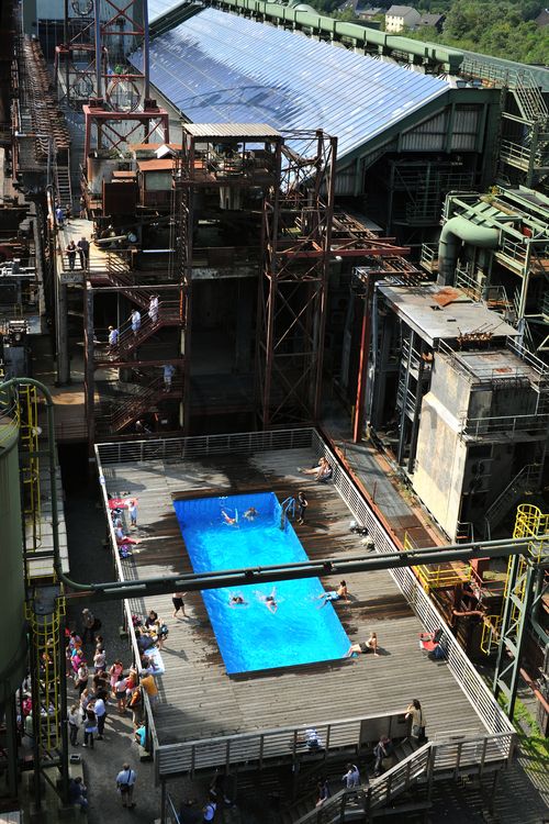 Das Werksschwimmbad ist eine sogenannte künstlerische Intervention der Frankfurter Künstler Dirk Paschke (geb. 1969) und Daniel Milohnic (geb. 1969), das sie 2001 im Rahmen des Kunstprojekts „Zeitgenössische Kunst und Kritik“ gemeinsam erschufen. Das 2,4x12x5 Meter große Becken besteht aus zwei auseinander geschnittenen und neu verschweißten Überseecontainern und fasst 130 Kubikmeter Wasser. Als künstlerische Skulptur thematisiert der Pool den Strukturwandel im Ruhrgebiet. Gleichzeitig bietet er ein attraktives Freizeitangebot. Das Schwimmbad ist in den Sommerferien ein beliebter Treffpunkt für Kinder und Jugendliche im Essener Norden.

Areal C [Kokerei], Werksschwimmbad [C75]