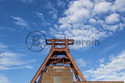 Das 55 Meter hohe Doppelbock-Fördergerüst [A1] ist das Wahrzeichen des UNESCO-Welterbe Zollverein, der Stadt Essen und des gesamten Ruhrgebiets.

Areal A [Schacht XII], Fördergerüst [A1]