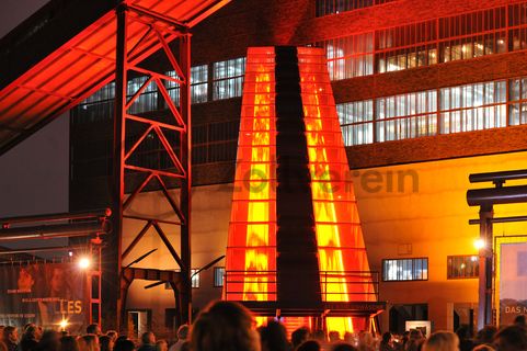 Das größte Übertagegebäude auf Zollverein war zu Betriebszeiten eine Riesenmaschine. Bis 1986 verarbeitete die Kohlenwäsche [A14] täglich 23.000 Tonnen Rohkohle. In den Jahren 2003 bis 2006 wurde das Gebäude von Rem Koolhaas, Heinrich Böll und Hans Krabel komplett umgebaut. Heute ist die Kohlenwäsche befindet sich dort das Ruhr Museum, der Denkmalpfad ZOLLVEREIN®, das Besucherzentrum mit dem Portal der Industriekultur sowie der Erich-Brost-Pavillon als Veranstaltungslocation.

Die 90-sekündige Fahrt auf der Rolltreppe bietet fantastische Ausblicke und führt direkt auf die 24-Meter-Ebene der Kohlenwäsche [A14] mit dem Besucherzentrum. Dort befindet sich auch der Eingang in das Ruhr Museum und der Treffpunkt der Führungen im Denkmalpfad ZOLLVEREIN®.

Areal A [Schacht XII], Kohlenwäsche [A14] 