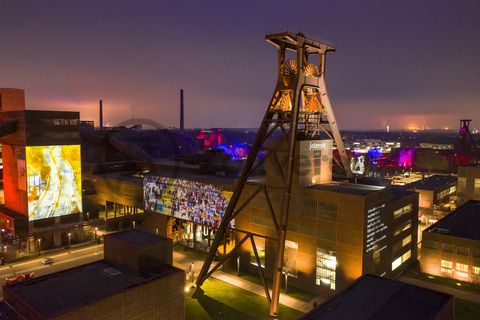 Zehn Jahre nach der Eröffnung der Kulturhauptstadt RUHR.2010 und des Ruhr Museums fand im Januar 2020 die große Jubiläumsfeier „Zehn nach Zehn“ auf Zollverein statt.

Das 55 Meter hohe Doppelbock-Fördergerüst ist das Wahrzeichen des UNESCO-Welterbe Zollverein, der Stadt Essen und des gesamten Ruhrgebiets.

Fördergerüst, UNESCO-Welterbe Zollverein, Essen