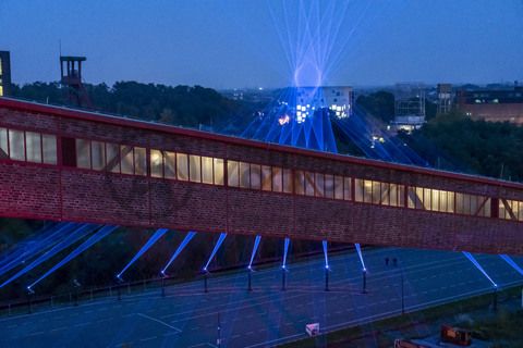 Für die erste Ausgabe des NEW NOW Festivals für Digitale Künste in Europa vom 27. August bis 3. Oktober 2021 wurde das UNESCO-Welterbe Zollverein erstmalig zum temporären Zentrum einer neuen Produktionskultur. Das Duo Kimchi and Chips entwickelte für das Festival die Außeninstallation 
