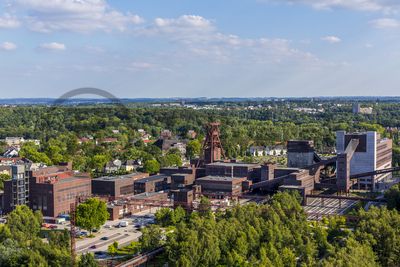 Die Geschichte Zollvereins beginnt in den Pioniertagen des heutigen Ruhrgebiets. Der erste Schacht wurde 1847 abgeteuft, vier Jahre später die erste Kohle gefördert: Vier weitere Anlagen entstanden, die letzte war die Schachtanlage Zollverein XII,  die ab 1932 die Förderung der gesamten Zollverein-Kohle zentral übernahm. 

Die Gebäude der 1928 bis 1932 im Stil der „Neuen Sachlichkeit“ nach Entwürfen der Architekten Fritz Schupp und Martin Kremmer gebauten Anlage sind nach dem Prinzip „Form follows function“ zum optimalen Ablauf der Kohleförderung und -aufbereitung angeordnet. Trotz Rekordzahlen wie 12.000 Tagestonnen verwertbarer Steinkohle machte das Ende der Schwerindustrie auch vor Zollverein nicht Halt. Am 23. Dezember 1986 fuhr die letzte Schicht ein. An diesem Tag stand die Zeche bereits unter Denkmalschutz, 1990 begannen die Sanierungsarbeiten und seit 2001 sind Zeche und Kokerei Zollverein UNESCO-Welterbe. Mit dem Denkmalpfad Zollverein, dem Ruhr Museum und dem Red Dot Design Museum sind auf Schacht XII drei der beliebtesten Touristenziele der Region angesiedelt. Das Doppelbock-Fördergerüst der Schachtanlage ist heute ein Wahrzeichen für das gesamte Ruhrgebiet.