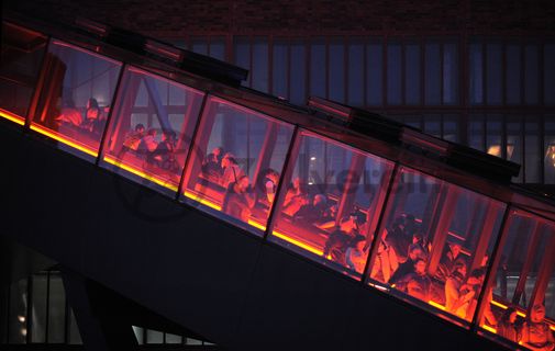 Die beiden 58 Meter langen Rolltreppen an der Kohlenwäsche [A14] befördern die Besucher direkt auf die 24-Meter-Ebene der Kohlenwäsche und von dort wieder nach unten. Die beiden Sonderanfertigungen von ThyssenKrupp Elevator – eine für die Auffahrt, eine für die Abfahrt – orientieren sich an den historischen Bandbrücken. Das Konzept wurde von dem Rotterdamer Office for Metropolitan Architecture (OMA) entwickelt. Eine Fahrt auf einer der beiden höchsten freistehenden Fahrtreppen Deutschlands dauert 90 Sekunden. Highlight: Bei Dunkelheit leuchten die Fahrtreppen orangerot.

Ort: Areal A [Schacht XII], Kohlenwäsche [A14]