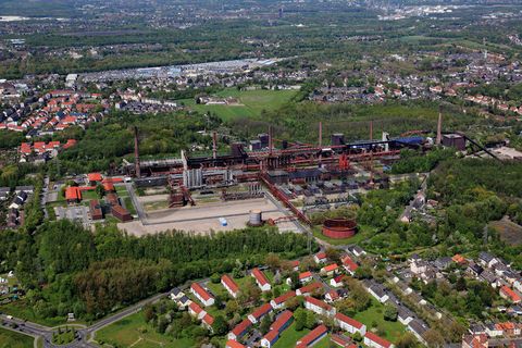 Die Kokerei Zollverein wurde von 1957 bis 1961 errichtet. Nach einer Erweiterung war die Anlage seit 1973 bis zur Stilllegung 1993 die größte Zentralkokerei Europas.

Areal C [Kokerei]