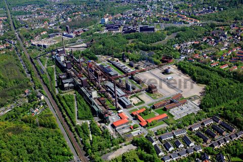 Die Kokerei Zollverein wurde von 1957 bis 1961 errichtet. Nach einer Erweiterung war die Anlage seit 1973 bis zur Stilllegung 1993 die größte Zentralkokerei Europas.

Areal C [Kokerei]