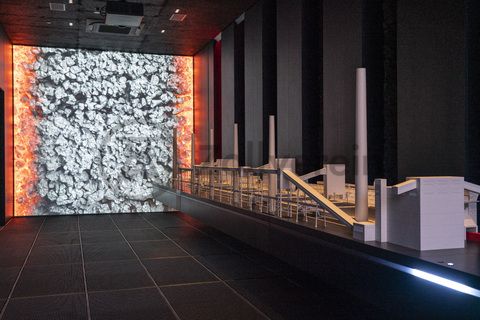 Die Station 1 bietet als ein Element der Zollverein-Führungen an einem über sieben Meter langen Modell mit herausziehbaren Segmenten und Animationen einen Überblick über die sogenannte „schwarze Seite“ der Kokerei, auf der sich die Koksöfen befinden. 

Station 1, UNESCO-Welterbe Zollverein, Essen