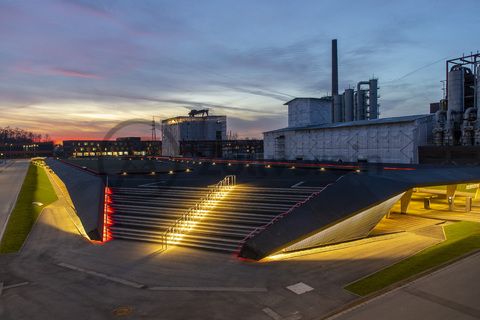 Das eingeschossige Parkdeck Zollverein mit rund 350 Stellplätzen und E-Ladestationen hat ein begehbares begrüntes Dach mit großzügigen Treppenanlagen und Rampen.

Kokerei, UNESCO-Welterbe Zollverein, Essen