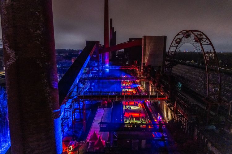 Im Winter verwandelt sich das große Wasserbecken am ehemaligen Druckmaschinengleis [C74] auf der Kokerei Zollverein in die 150 Meter lange ZOLLVEREIN® Eisbahn, die zum Schlittschuhlaufen in faszinierender Atmosphäre einlädt. Die von Anfang Dezember bis Anfang Januar geöffnet Eisbahn lockte in den drei Saisonjahren 2013/14 bis 2015/16 jeweils mehr als 30.000 Besucher an.

Allabendlich wird die Fläche mit der Installation „Monochromatic Red and Blue“ (1999) von Jonathan Speirs und Mark Major zu einem beeindruckenden Lichtkunstwerk. Seit Dezember 2014 gehört zur Eisbahn eine separate Fläche zum Eisstockschießen.

Zollverein-Eisbahn, UNESCO-Welterbe Zollverein