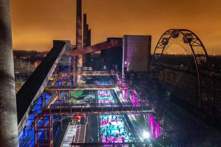 Im Winter verwandelt sich das große Wasserbecken am ehemaligen Druckmaschinengleis [C74] auf der Kokerei Zollverein in die 150 Meter lange ZOLLVEREIN® Eisbahn, die zum Schlittschuhlaufen in faszinierender Atmosphäre einlädt. Die von Anfang Dezember bis Anfang Januar geöffnet Eisbahn lockte in den drei Saisonjahren 2013/14 bis 2015/16 jeweils mehr als 30.000 Besucher an.

Allabendlich wird die Fläche mit der Installation „Monochromatic Red and Blue“ (1999) von Jonathan Speirs und Mark Major zu einem beeindruckenden Lichtkunstwerk. Seit Dezember 2014 gehört zur Eisbahn eine separate Fläche zum Eisstockschießen.

Zollverein-Eisbahn, UNESCO-Welterbe Zollverein