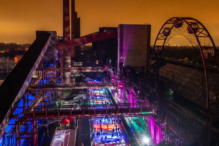 Im Winter verwandelt sich das große Wasserbecken am ehemaligen Druckmaschinengleis [C74] auf der Kokerei Zollverein in die 150 Meter lange ZOLLVEREIN® Eisbahn, die zum Schlittschuhlaufen in faszinierender Atmosphäre einlädt. Die von Anfang Dezember bis Anfang Januar geöffnet Eisbahn lockte in den drei Saisonjahren 2013/14 bis 2015/16 jeweils mehr als 30.000 Besucher an.

Allabendlich wird die Fläche mit der Installation „Monochromatic Red and Blue“ (1999) von Jonathan Speirs und Mark Major zu einem beeindruckenden Lichtkunstwerk. Seit Dezember 2014 gehört zur Eisbahn eine separate Fläche zum Eisstockschießen.

Zollverein-Eisbahn, UNESCO-Welterbe Zollverein