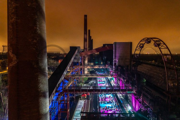 Im Winter verwandelt sich das große Wasserbecken am ehemaligen Druckmaschinengleis [C74] auf der Kokerei Zollverein in die 150 Meter lange ZOLLVEREIN® Eisbahn, die zum Schlittschuhlaufen in faszinierender Atmosphäre einlädt. Die von Anfang Dezember bis Anfang Januar geöffnet Eisbahn lockte in den drei Saisonjahren 2013/14 bis 2015/16 jeweils mehr als 30.000 Besucher an.

Allabendlich wird die Fläche mit der Installation „Monochromatic Red and Blue“ (1999) von Jonathan Speirs und Mark Major zu einem beeindruckenden Lichtkunstwerk. Seit Dezember 2014 gehört zur Eisbahn eine separate Fläche zum Eisstockschießen.

Zollverein-Eisbahn, UNESCO-Welterbe Zollverein