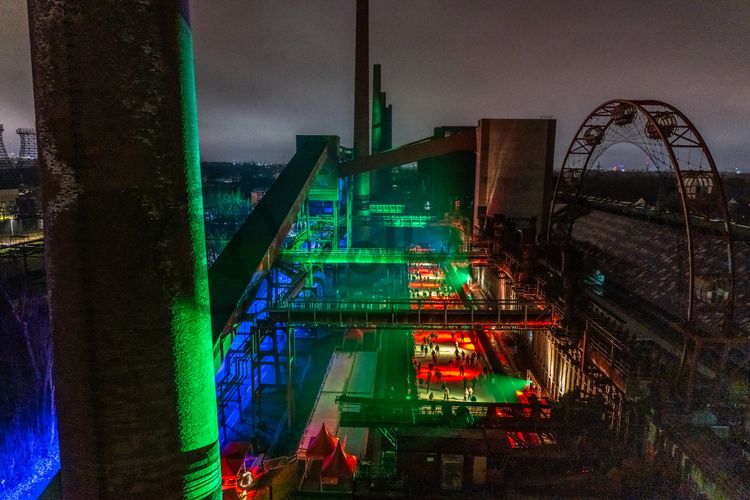 Im Winter verwandelt sich das große Wasserbecken am ehemaligen Druckmaschinengleis [C74] auf der Kokerei Zollverein in die 150 Meter lange ZOLLVEREIN® Eisbahn, die zum Schlittschuhlaufen in faszinierender Atmosphäre einlädt. Die von Anfang Dezember bis Anfang Januar geöffnet Eisbahn lockte in den drei Saisonjahren 2013/14 bis 2015/16 jeweils mehr als 30.000 Besucher an.

Allabendlich wird die Fläche mit der Installation „Monochromatic Red and Blue“ (1999) von Jonathan Speirs und Mark Major zu einem beeindruckenden Lichtkunstwerk. Seit Dezember 2014 gehört zur Eisbahn eine separate Fläche zum Eisstockschießen.

Zollverein-Eisbahn, UNESCO-Welterbe Zollverein