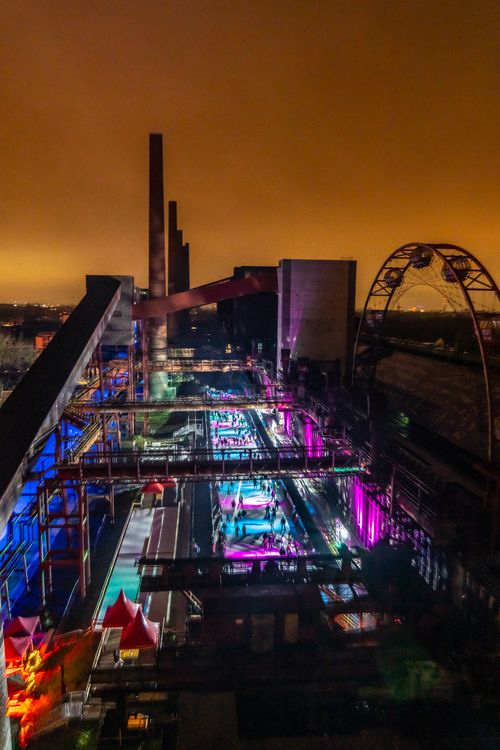 Im Winter verwandelt sich das große Wasserbecken am ehemaligen Druckmaschinengleis [C74] auf der Kokerei Zollverein in die 150 Meter lange Zollverein-Eisbahn, die zum Schlittschuhlaufen in faszinierender Atmosphäre einlädt. Die Eisbahn ist jährlich von Anfang Dezember bis Anfang Januar geöffnet.

Allabendlich wird die Fläche mit der Installation „Monochromatic Red and Blue“ (1999) von Jonathan Speirs und Mark Major zu einem beeindruckenden Lichtkunstwerk. Seit Dezember 2014 gehört zur Eisbahn eine separate Fläche zum Eisstockschießen.

Zollverein-Eisbahn, UNESCO-Welterbe Zollverein