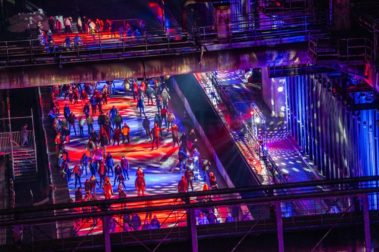 Im Winter verwandelt sich das große Wasserbecken am ehemaligen Druckmaschinengleis [C74] auf der Kokerei Zollverein in die 150 Meter lange Zollverein-Eisbahn, die zum Schlittschuhlaufen in faszinierender Atmosphäre einlädt. Die Eisbahn ist jährlich von Anfang Dezember bis Anfang Januar geöffnet.

Allabendlich wird die Fläche mit der Installation „Monochromatic Red and Blue“ (1999) von Jonathan Speirs und Mark Major zu einem beeindruckenden Lichtkunstwerk. Seit Dezember 2014 gehört zur Eisbahn eine separate Fläche zum Eisstockschießen.

Zollverein-Eisbahn, UNESCO-Welterbe Zollverein