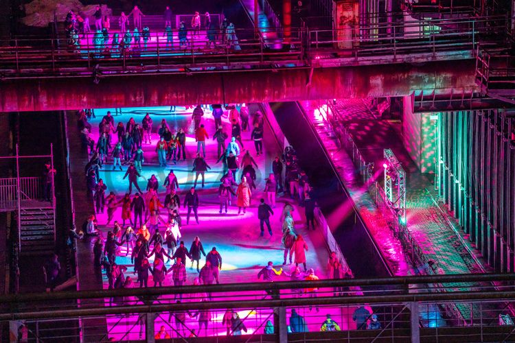 Im Winter verwandelt sich das große Wasserbecken am ehemaligen Druckmaschinengleis [C74] auf der Kokerei Zollverein in die 150 Meter lange Zollverein-Eisbahn, die zum Schlittschuhlaufen in faszinierender Atmosphäre einlädt. Die Eisbahn ist jährlich von Anfang Dezember bis Anfang Januar geöffnet.

Allabendlich wird die Fläche mit der Installation „Monochromatic Red and Blue“ (1999) von Jonathan Speirs und Mark Major zu einem beeindruckenden Lichtkunstwerk. Seit Dezember 2014 gehört zur Eisbahn eine separate Fläche zum Eisstockschießen.

Zollverein-Eisbahn, UNESCO-Welterbe Zollverein