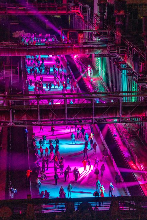 Im Winter verwandelt sich das große Wasserbecken am ehemaligen Druckmaschinengleis [C74] auf der Kokerei Zollverein in die 150 Meter lange Zollverein-Eisbahn, die zum Schlittschuhlaufen in faszinierender Atmosphäre einlädt. Die Eisbahn ist jährlich von Anfang Dezember bis Anfang Januar geöffnet.

Allabendlich wird die Fläche mit der Installation „Monochromatic Red and Blue“ (1999) von Jonathan Speirs und Mark Major zu einem beeindruckenden Lichtkunstwerk. Seit Dezember 2014 gehört zur Eisbahn eine separate Fläche zum Eisstockschießen.

Zollverein-Eisbahn, UNESCO-Welterbe Zollverein