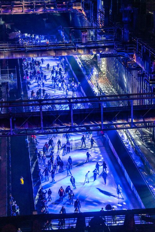 Im Winter verwandelt sich das große Wasserbecken am ehemaligen Druckmaschinengleis [C74] auf der Kokerei Zollverein in die 150 Meter lange Zollverein-Eisbahn, die zum Schlittschuhlaufen in faszinierender Atmosphäre einlädt. Die Eisbahn ist jährlich von Anfang Dezember bis Anfang Januar geöffnet.

Allabendlich wird die Fläche mit der Installation „Monochromatic Red and Blue“ (1999) von Jonathan Speirs und Mark Major zu einem beeindruckenden Lichtkunstwerk. Seit Dezember 2014 gehört zur Eisbahn eine separate Fläche zum Eisstockschießen.

Zollverein-Eisbahn, UNESCO-Welterbe Zollverein