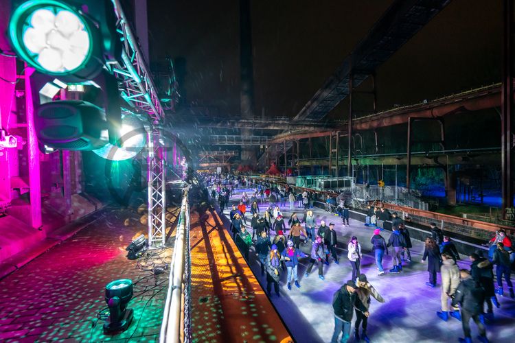 Im Winter verwandelt sich das große Wasserbecken am ehemaligen Druckmaschinengleis [C74] auf der Kokerei Zollverein in die 150 Meter lange Zollverein-Eisbahn, die zum Schlittschuhlaufen in faszinierender Atmosphäre einlädt. Die Eisbahn ist jährlich von Anfang Dezember bis Anfang Januar geöffnet.

Allabendlich wird die Fläche mit der Installation „Monochromatic Red and Blue“ (1999) von Jonathan Speirs und Mark Major zu einem beeindruckenden Lichtkunstwerk. Seit Dezember 2014 gehört zur Eisbahn eine separate Fläche zum Eisstockschießen.

Zollverein-Eisbahn, UNESCO-Welterbe Zollverein