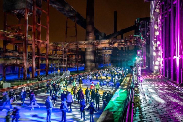 Im Winter verwandelt sich das große Wasserbecken am ehemaligen Druckmaschinengleis [C74] auf der Kokerei Zollverein in die 150 Meter lange Zollverein-Eisbahn, die zum Schlittschuhlaufen in faszinierender Atmosphäre einlädt. Die Eisbahn ist jährlich von Anfang Dezember bis Anfang Januar geöffnet.

Allabendlich wird die Fläche mit der Installation „Monochromatic Red and Blue“ (1999) von Jonathan Speirs und Mark Major zu einem beeindruckenden Lichtkunstwerk. Seit Dezember 2014 gehört zur Eisbahn eine separate Fläche zum Eisstockschießen.

Zollverein-Eisbahn, UNESCO-Welterbe Zollverein