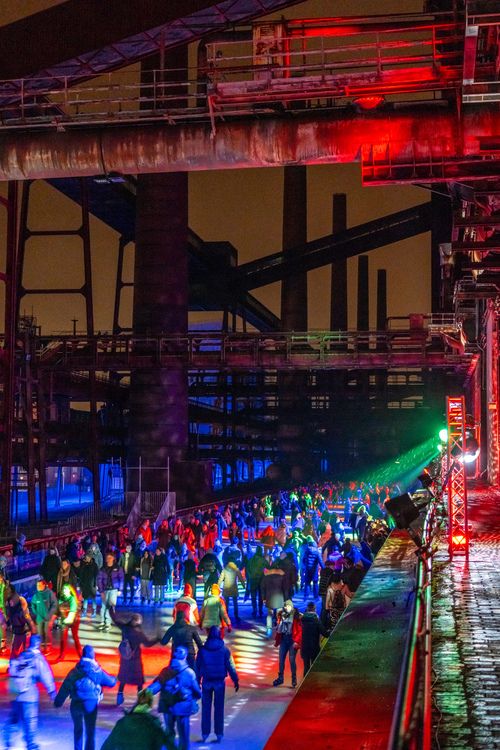 Im Winter verwandelt sich das große Wasserbecken am ehemaligen Druckmaschinengleis [C74] auf der Kokerei Zollverein in die 150 Meter lange Zollverein-Eisbahn, die zum Schlittschuhlaufen in faszinierender Atmosphäre einlädt. Die Eisbahn ist jährlich von Anfang Dezember bis Anfang Januar geöffnet.

Allabendlich wird die Fläche mit der Installation „Monochromatic Red and Blue“ (1999) von Jonathan Speirs und Mark Major zu einem beeindruckenden Lichtkunstwerk. Seit Dezember 2014 gehört zur Eisbahn eine separate Fläche zum Eisstockschießen.

Zollverein-Eisbahn, UNESCO-Welterbe Zollverein