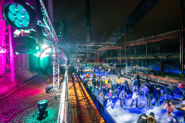 Im Winter verwandelt sich das große Wasserbecken am ehemaligen Druckmaschinengleis [C74] auf der Kokerei Zollverein in die 150 Meter lange Zollverein-Eisbahn, die zum Schlittschuhlaufen in faszinierender Atmosphäre einlädt. Die Eisbahn ist jährlich von Anfang Dezember bis Anfang Januar geöffnet.

Allabendlich wird die Fläche mit der Installation „Monochromatic Red and Blue“ (1999) von Jonathan Speirs und Mark Major zu einem beeindruckenden Lichtkunstwerk. Seit Dezember 2014 gehört zur Eisbahn eine separate Fläche zum Eisstockschießen.

Zollverein-Eisbahn, UNESCO-Welterbe Zollverein