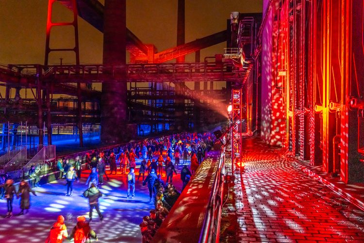 Im Winter verwandelt sich das große Wasserbecken am ehemaligen Druckmaschinengleis [C74] auf der Kokerei Zollverein in die 150 Meter lange Zollverein-Eisbahn, die zum Schlittschuhlaufen in faszinierender Atmosphäre einlädt. Die Eisbahn ist jährlich von Anfang Dezember bis Anfang Januar geöffnet.

Allabendlich wird die Fläche mit der Installation „Monochromatic Red and Blue“ (1999) von Jonathan Speirs und Mark Major zu einem beeindruckenden Lichtkunstwerk. Seit Dezember 2014 gehört zur Eisbahn eine separate Fläche zum Eisstockschießen.

Zollverein-Eisbahn, UNESCO-Welterbe Zollverein