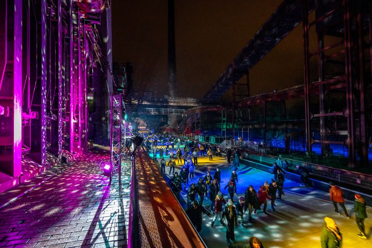 Im Winter verwandelt sich das große Wasserbecken am ehemaligen Druckmaschinengleis [C74] auf der Kokerei Zollverein in die 150 Meter lange Zollverein-Eisbahn, die zum Schlittschuhlaufen in faszinierender Atmosphäre einlädt. Die Eisbahn ist jährlich von Anfang Dezember bis Anfang Januar geöffnet.

Allabendlich wird die Fläche mit der Installation „Monochromatic Red and Blue“ (1999) von Jonathan Speirs und Mark Major zu einem beeindruckenden Lichtkunstwerk. Seit Dezember 2014 gehört zur Eisbahn eine separate Fläche zum Eisstockschießen.

Zollverein-Eisbahn, UNESCO-Welterbe Zollverein