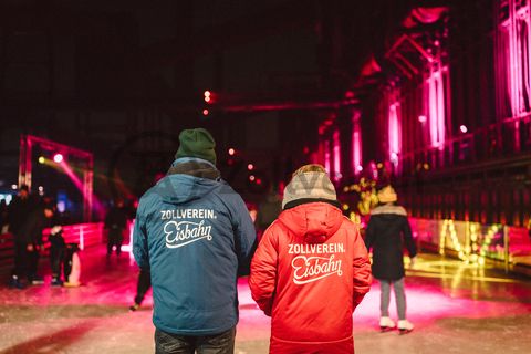 In der Wintersaison tummeln sich an mindestens zwei Abenden Discofans und Schlittschuhläufer bei der Eisdisco auf der Zollverein-Eisbahn, dem „wahrscheinlich faszinierendsten Ort zum Schlittschuhlaufen bundesweit”. Entlang der Koksöfen, in denen einst Kohle bei 1.000 Grad Celsius zu Koks gebacken wurde, erstreckt sich im Winter über eine Länge von 150 Meter die Zollverein Eisbahn. 

Insbesondere am Abend, wenn die 1.800 Quadratmeter große Eisfläche mit der Installation „Monochromatic Red and Blue“ (1999) von Jonathan Speirs und Mark Major zu einem beeindruckenden Lichtkunstwerk in atmosphärisches Licht getaucht wird, ist das Schlittschuhlaufen vor der beeindruckenden Kulisse der Kokerei Zollverein ein einzigartiges Erlebnis.