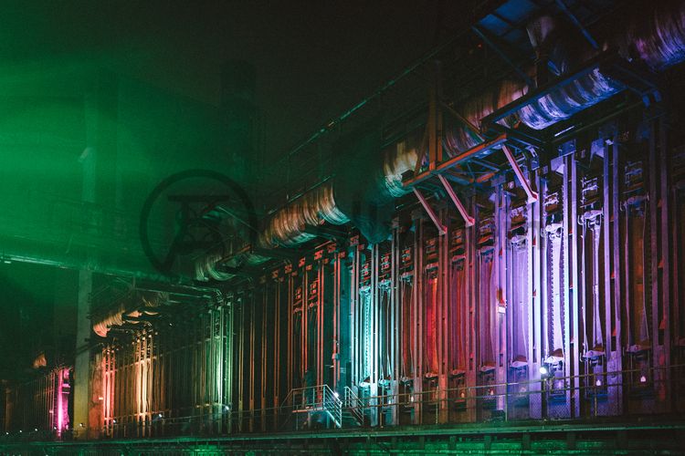 In der Wintersaison tummeln sich an mindestens zwei Abenden Discofans und Schlittschuhläufer bei der Eisdisco auf der Zollverein-Eisbahn, dem „wahrscheinlich faszinierendsten Ort zum Schlittschuhlaufen bundesweit”. Entlang der Koksöfen, in denen einst Kohle bei 1.000 Grad Celsius zu Koks gebacken wurde, erstreckt sich im Winter über eine Länge von 150 Meter die Zollverein Eisbahn. 

Insbesondere am Abend, wenn die 1.800 Quadratmeter große Eisfläche mit der Installation „Monochromatic Red and Blue“ (1999) von Jonathan Speirs und Mark Major zu einem beeindruckenden Lichtkunstwerk in atmosphärisches Licht getaucht wird, ist das Schlittschuhlaufen vor der beeindruckenden Kulisse der Kokerei Zollverein ein einzigartiges Erlebnis.