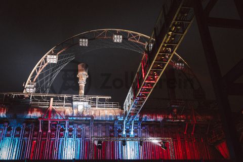 In der Wintersaison tummeln sich an mindestens zwei Abenden Discofans und Schlittschuhläufer bei der Eisdisco auf der Zollverein-Eisbahn, dem „wahrscheinlich faszinierendsten Ort zum Schlittschuhlaufen bundesweit”. Entlang der Koksöfen, in denen einst Kohle bei 1.000 Grad Celsius zu Koks gebacken wurde, erstreckt sich im Winter über eine Länge von 150 Meter die Zollverein Eisbahn. 

Insbesondere am Abend, wenn die 1.800 Quadratmeter große Eisfläche mit der Installation „Monochromatic Red and Blue“ (1999) von Jonathan Speirs und Mark Major zu einem beeindruckenden Lichtkunstwerk in atmosphärisches Licht getaucht wird, ist das Schlittschuhlaufen vor der beeindruckenden Kulisse der Kokerei Zollverein ein einzigartiges Erlebnis.