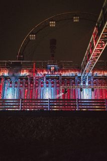 In der Wintersaison tummeln sich an mindestens zwei Abenden Discofans und Schlittschuhläufer bei der Eisdisco auf der Zollverein-Eisbahn, dem „wahrscheinlich faszinierendsten Ort zum Schlittschuhlaufen bundesweit”. Entlang der Koksöfen, in denen einst Kohle bei 1.000 Grad Celsius zu Koks gebacken wurde, erstreckt sich im Winter über eine Länge von 150 Meter die Zollverein Eisbahn. 

Insbesondere am Abend, wenn die 1.800 Quadratmeter große Eisfläche mit der Installation „Monochromatic Red and Blue“ (1999) von Jonathan Speirs und Mark Major zu einem beeindruckenden Lichtkunstwerk in atmosphärisches Licht getaucht wird, ist das Schlittschuhlaufen vor der beeindruckenden Kulisse der Kokerei Zollverein ein einzigartiges Erlebnis.