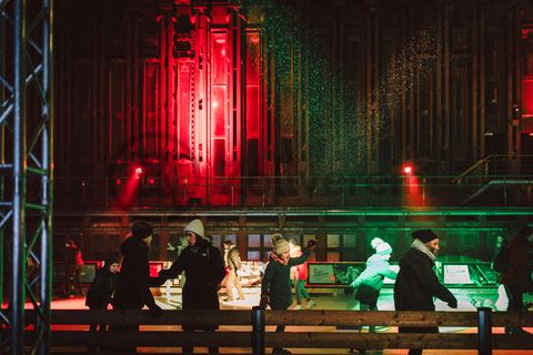 In der Wintersaison tummeln sich an mindestens zwei Abenden Discofans und Schlittschuhläufer bei der Eisdisco auf der Zollverein-Eisbahn, dem „wahrscheinlich faszinierendsten Ort zum Schlittschuhlaufen bundesweit”. Entlang der Koksöfen, in denen einst Kohle bei 1.000 Grad Celsius zu Koks gebacken wurde, erstreckt sich im Winter über eine Länge von 150 Meter die Zollverein Eisbahn. 

Insbesondere am Abend, wenn die 1.800 Quadratmeter große Eisfläche mit der Installation „Monochromatic Red and Blue“ (1999) von Jonathan Speirs und Mark Major zu einem beeindruckenden Lichtkunstwerk in atmosphärisches Licht getaucht wird, ist das Schlittschuhlaufen vor der beeindruckenden Kulisse der Kokerei Zollverein ein einzigartiges Erlebnis.