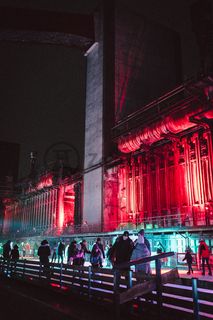 In der Wintersaison tummeln sich an mindestens zwei Abenden Discofans und Schlittschuhläufer bei der Eisdisco auf der Zollverein-Eisbahn, dem „wahrscheinlich faszinierendsten Ort zum Schlittschuhlaufen bundesweit”. Entlang der Koksöfen, in denen einst Kohle bei 1.000 Grad Celsius zu Koks gebacken wurde, erstreckt sich im Winter über eine Länge von 150 Meter die Zollverein Eisbahn. 

Insbesondere am Abend, wenn die 1.800 Quadratmeter große Eisfläche mit der Installation „Monochromatic Red and Blue“ (1999) von Jonathan Speirs und Mark Major zu einem beeindruckenden Lichtkunstwerk in atmosphärisches Licht getaucht wird, ist das Schlittschuhlaufen vor der beeindruckenden Kulisse der Kokerei Zollverein ein einzigartiges Erlebnis.