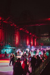 In der Wintersaison tummeln sich an mindestens zwei Abenden Discofans und Schlittschuhläufer bei der Eisdisco auf der Zollverein-Eisbahn, dem „wahrscheinlich faszinierendsten Ort zum Schlittschuhlaufen bundesweit”. Entlang der Koksöfen, in denen einst Kohle bei 1.000 Grad Celsius zu Koks gebacken wurde, erstreckt sich im Winter über eine Länge von 150 Meter die Zollverein Eisbahn. 

Insbesondere am Abend, wenn die 1.800 Quadratmeter große Eisfläche mit der Installation „Monochromatic Red and Blue“ (1999) von Jonathan Speirs und Mark Major zu einem beeindruckenden Lichtkunstwerk in atmosphärisches Licht getaucht wird, ist das Schlittschuhlaufen vor der beeindruckenden Kulisse der Kokerei Zollverein ein einzigartiges Erlebnis.