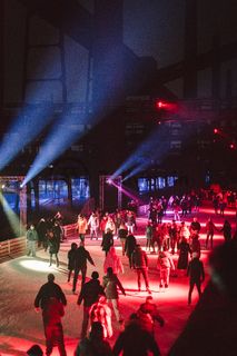 In der Wintersaison tummeln sich an mindestens zwei Abenden Discofans und Schlittschuhläufer bei der Eisdisco auf der Zollverein-Eisbahn, dem „wahrscheinlich faszinierendsten Ort zum Schlittschuhlaufen bundesweit”. Entlang der Koksöfen, in denen einst Kohle bei 1.000 Grad Celsius zu Koks gebacken wurde, erstreckt sich im Winter über eine Länge von 150 Meter die Zollverein Eisbahn. 

Insbesondere am Abend, wenn die 1.800 Quadratmeter große Eisfläche mit der Installation „Monochromatic Red and Blue“ (1999) von Jonathan Speirs und Mark Major zu einem beeindruckenden Lichtkunstwerk in atmosphärisches Licht getaucht wird, ist das Schlittschuhlaufen vor der beeindruckenden Kulisse der Kokerei Zollverein ein einzigartiges Erlebnis.