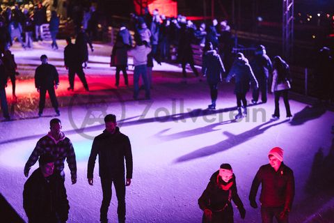 In der Wintersaison tummeln sich an mindestens zwei Abenden Discofans und Schlittschuhläufer bei der Eisdisco auf der Zollverein-Eisbahn, dem „wahrscheinlich faszinierendsten Ort zum Schlittschuhlaufen bundesweit”. Entlang der Koksöfen, in denen einst Kohle bei 1.000 Grad Celsius zu Koks gebacken wurde, erstreckt sich im Winter über eine Länge von 150 Meter die Zollverein Eisbahn. 

Insbesondere am Abend, wenn die 1.800 Quadratmeter große Eisfläche mit der Installation „Monochromatic Red and Blue“ (1999) von Jonathan Speirs und Mark Major zu einem beeindruckenden Lichtkunstwerk in atmosphärisches Licht getaucht wird, ist das Schlittschuhlaufen vor der beeindruckenden Kulisse der Kokerei Zollverein ein einzigartiges Erlebnis.