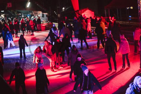 In der Wintersaison tummeln sich an mindestens zwei Abenden Discofans und Schlittschuhläufer bei der Eisdisco auf der Zollverein-Eisbahn, dem „wahrscheinlich faszinierendsten Ort zum Schlittschuhlaufen bundesweit”. Entlang der Koksöfen, in denen einst Kohle bei 1.000 Grad Celsius zu Koks gebacken wurde, erstreckt sich im Winter über eine Länge von 150 Meter die Zollverein Eisbahn. 

Insbesondere am Abend, wenn die 1.800 Quadratmeter große Eisfläche mit der Installation „Monochromatic Red and Blue“ (1999) von Jonathan Speirs und Mark Major zu einem beeindruckenden Lichtkunstwerk in atmosphärisches Licht getaucht wird, ist das Schlittschuhlaufen vor der beeindruckenden Kulisse der Kokerei Zollverein ein einzigartiges Erlebnis.