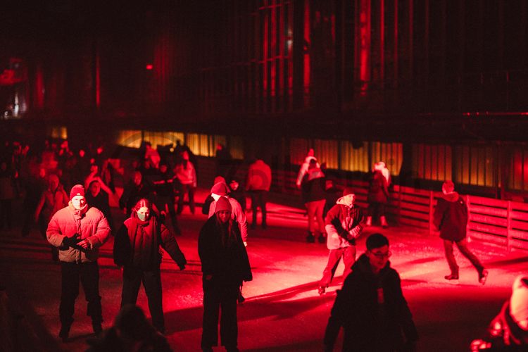 In der Wintersaison tummeln sich an mindestens zwei Abenden Discofans und Schlittschuhläufer bei der Eisdisco auf der Zollverein-Eisbahn, dem „wahrscheinlich faszinierendsten Ort zum Schlittschuhlaufen bundesweit”. Entlang der Koksöfen, in denen einst Kohle bei 1.000 Grad Celsius zu Koks gebacken wurde, erstreckt sich im Winter über eine Länge von 150 Meter die Zollverein Eisbahn. 

Insbesondere am Abend, wenn die 1.800 Quadratmeter große Eisfläche mit der Installation „Monochromatic Red and Blue“ (1999) von Jonathan Speirs und Mark Major zu einem beeindruckenden Lichtkunstwerk in atmosphärisches Licht getaucht wird, ist das Schlittschuhlaufen vor der beeindruckenden Kulisse der Kokerei Zollverein ein einzigartiges Erlebnis.