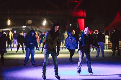 In der Wintersaison tummeln sich an mindestens zwei Abenden Discofans und Schlittschuhläufer bei der Eisdisco auf der Zollverein-Eisbahn, dem „wahrscheinlich faszinierendsten Ort zum Schlittschuhlaufen bundesweit”. Entlang der Koksöfen, in denen einst Kohle bei 1.000 Grad Celsius zu Koks gebacken wurde, erstreckt sich im Winter über eine Länge von 150 Meter die Zollverein Eisbahn. 

Insbesondere am Abend, wenn die 1.800 Quadratmeter große Eisfläche mit der Installation „Monochromatic Red and Blue“ (1999) von Jonathan Speirs und Mark Major zu einem beeindruckenden Lichtkunstwerk in atmosphärisches Licht getaucht wird, ist das Schlittschuhlaufen vor der beeindruckenden Kulisse der Kokerei Zollverein ein einzigartiges Erlebnis.