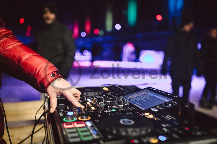 In der Wintersaison tummeln sich an mindestens zwei Abenden Discofans und Schlittschuhläufer bei der Eisdisco auf der Zollverein-Eisbahn, dem „wahrscheinlich faszinierendsten Ort zum Schlittschuhlaufen bundesweit”. Entlang der Koksöfen, in denen einst Kohle bei 1.000 Grad Celsius zu Koks gebacken wurde, erstreckt sich im Winter über eine Länge von 150 Meter die Zollverein Eisbahn. 

Insbesondere am Abend, wenn die 1.800 Quadratmeter große Eisfläche mit der Installation „Monochromatic Red and Blue“ (1999) von Jonathan Speirs und Mark Major zu einem beeindruckenden Lichtkunstwerk in atmosphärisches Licht getaucht wird, ist das Schlittschuhlaufen vor der beeindruckenden Kulisse der Kokerei Zollverein ein einzigartiges Erlebnis.