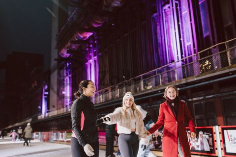 Im Winter verwandelt sich das große Wasserbecken am ehemaligen Druckmaschinengleis auf der Kokerei Zollverein in die 150 Meter lange Zollverein Eisbahn, die zum Schlittschuhlaufen in faszinierender Atmosphäre einlädt. 

Allabendlich wird die Fläche mit der Installation „Monochromatic Red and Blue“ (1999) von Jonathan Speirs und Mark Major zu einem beeindruckenden Lichtkunstwerk. Seit Dezember 2014 gehört zur Eisbahn eine separate Fläche zum Eisstockschießen.
