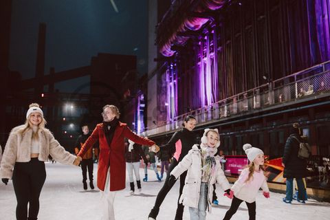 Im Winter verwandelt sich das große Wasserbecken am ehemaligen Druckmaschinengleis auf der Kokerei Zollverein in die 150 Meter lange Zollverein Eisbahn, die zum Schlittschuhlaufen in faszinierender Atmosphäre einlädt. 

Allabendlich wird die Fläche mit der Installation „Monochromatic Red and Blue“ (1999) von Jonathan Speirs und Mark Major zu einem beeindruckenden Lichtkunstwerk. Seit Dezember 2014 gehört zur Eisbahn eine separate Fläche zum Eisstockschießen.