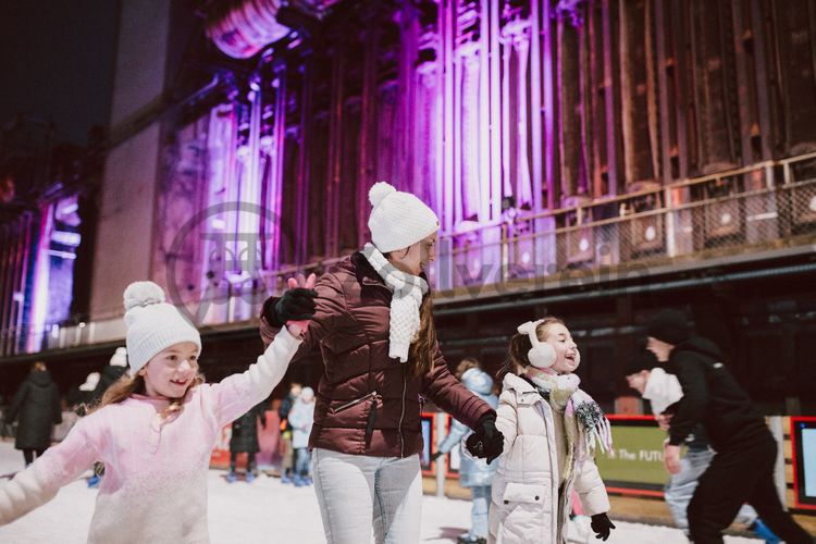 Im Winter verwandelt sich das große Wasserbecken am ehemaligen Druckmaschinengleis auf der Kokerei Zollverein in die 150 Meter lange Zollverein Eisbahn, die zum Schlittschuhlaufen in faszinierender Atmosphäre einlädt. 

Allabendlich wird die Fläche mit der Installation „Monochromatic Red and Blue“ (1999) von Jonathan Speirs und Mark Major zu einem beeindruckenden Lichtkunstwerk. Seit Dezember 2014 gehört zur Eisbahn eine separate Fläche zum Eisstockschießen.