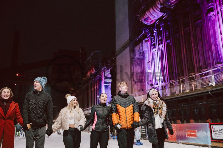 Im Winter verwandelt sich das große Wasserbecken am ehemaligen Druckmaschinengleis auf der Kokerei Zollverein in die 150 Meter lange Zollverein Eisbahn, die zum Schlittschuhlaufen in faszinierender Atmosphäre einlädt. 

Allabendlich wird die Fläche mit der Installation „Monochromatic Red and Blue“ (1999) von Jonathan Speirs und Mark Major zu einem beeindruckenden Lichtkunstwerk. Seit Dezember 2014 gehört zur Eisbahn eine separate Fläche zum Eisstockschießen.