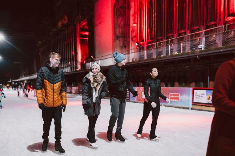 Im Winter verwandelt sich das große Wasserbecken am ehemaligen Druckmaschinengleis auf der Kokerei Zollverein in die 150 Meter lange Zollverein Eisbahn, die zum Schlittschuhlaufen in faszinierender Atmosphäre einlädt. 

Allabendlich wird die Fläche mit der Installation „Monochromatic Red and Blue“ (1999) von Jonathan Speirs und Mark Major zu einem beeindruckenden Lichtkunstwerk. Seit Dezember 2014 gehört zur Eisbahn eine separate Fläche zum Eisstockschießen.
