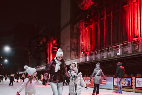 Im Winter verwandelt sich das große Wasserbecken am ehemaligen Druckmaschinengleis auf der Kokerei Zollverein in die 150 Meter lange Zollverein Eisbahn, die zum Schlittschuhlaufen in faszinierender Atmosphäre einlädt. 

Allabendlich wird die Fläche mit der Installation „Monochromatic Red and Blue“ (1999) von Jonathan Speirs und Mark Major zu einem beeindruckenden Lichtkunstwerk. Seit Dezember 2014 gehört zur Eisbahn eine separate Fläche zum Eisstockschießen.
