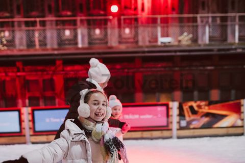 Im Winter verwandelt sich das große Wasserbecken am ehemaligen Druckmaschinengleis auf der Kokerei Zollverein in die 150 Meter lange Zollverein Eisbahn, die zum Schlittschuhlaufen in faszinierender Atmosphäre einlädt. 

Allabendlich wird die Fläche mit der Installation „Monochromatic Red and Blue“ (1999) von Jonathan Speirs und Mark Major zu einem beeindruckenden Lichtkunstwerk. Seit Dezember 2014 gehört zur Eisbahn eine separate Fläche zum Eisstockschießen.