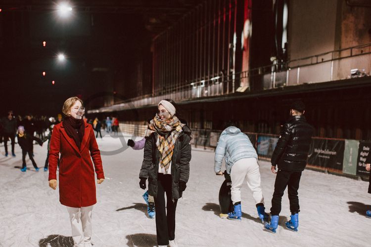 Im Winter verwandelt sich das große Wasserbecken am ehemaligen Druckmaschinengleis auf der Kokerei Zollverein in die 150 Meter lange Zollverein Eisbahn, die zum Schlittschuhlaufen in faszinierender Atmosphäre einlädt. 

Allabendlich wird die Fläche mit der Installation „Monochromatic Red and Blue“ (1999) von Jonathan Speirs und Mark Major zu einem beeindruckenden Lichtkunstwerk. Seit Dezember 2014 gehört zur Eisbahn eine separate Fläche zum Eisstockschießen.