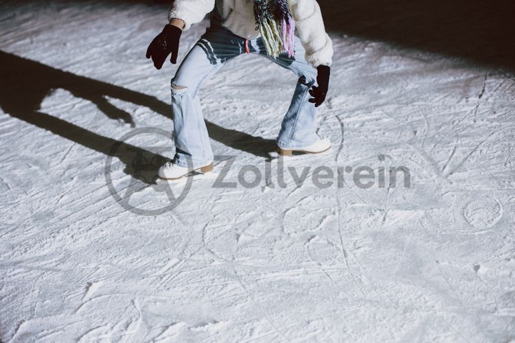 Im Winter verwandelt sich das große Wasserbecken am ehemaligen Druckmaschinengleis auf der Kokerei Zollverein in die 150 Meter lange Zollverein Eisbahn, die zum Schlittschuhlaufen in faszinierender Atmosphäre einlädt. 

Allabendlich wird die Fläche mit der Installation „Monochromatic Red and Blue“ (1999) von Jonathan Speirs und Mark Major zu einem beeindruckenden Lichtkunstwerk. Seit Dezember 2014 gehört zur Eisbahn eine separate Fläche zum Eisstockschießen.