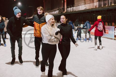 Im Winter verwandelt sich das große Wasserbecken am ehemaligen Druckmaschinengleis auf der Kokerei Zollverein in die 150 Meter lange Zollverein Eisbahn, die zum Schlittschuhlaufen in faszinierender Atmosphäre einlädt. 

Allabendlich wird die Fläche mit der Installation „Monochromatic Red and Blue“ (1999) von Jonathan Speirs und Mark Major zu einem beeindruckenden Lichtkunstwerk. Seit Dezember 2014 gehört zur Eisbahn eine separate Fläche zum Eisstockschießen.